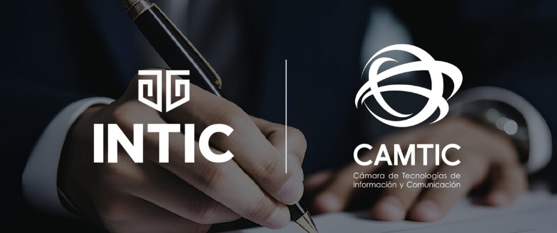 Logo de INTIC y CAMTIC sobre una imagen de un ejecutivo firmando un acuerdo